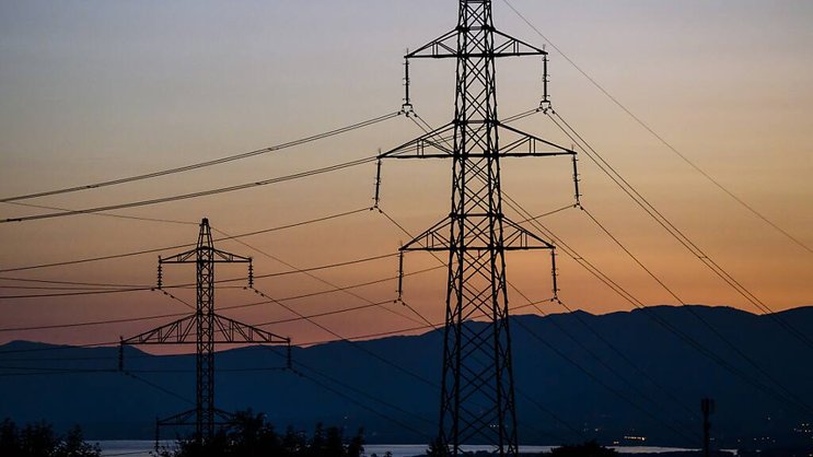 Les ménages helvétiques ayant réduit de 13% leur consommation, la part du courant disponible à l'exportation a augmenté, l'électricité n'étant que difficlement entreposable. (Photo/Jean-Christophe Bott)
