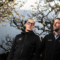 La distillerie Louis Morand & Cie est fondée par Louis Morand en 1889. Arthur Vocat (à gauche) est le représentant de la 5e génération familiale. Fabrice Haenni, déjà membre de la direction, est nommé à la direction de l’entreprise de Martigny en 2005, succédant à Didier Fischer.