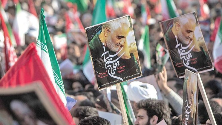La mort du général iranien Soleimani, tué par un drone américain, a entraîné plusieurs jours de tensions extrêmes entre les deux pays ennemis.