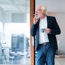 Les fumeurs passent environ cinq minutes à l'air libre par cigarette fumée. Sur une semaine, cela correspond à deux heures.