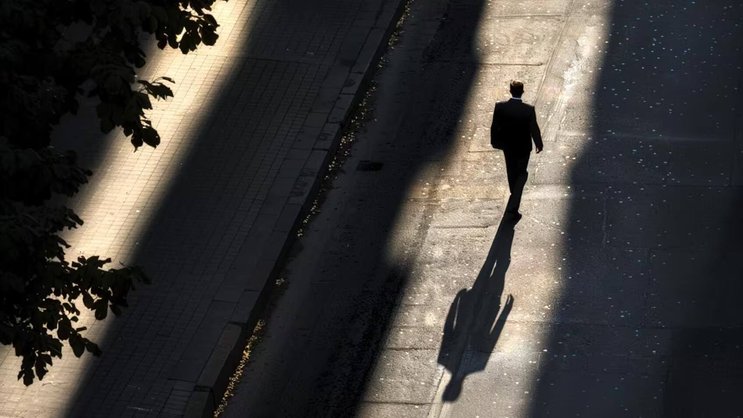 Lors d'une réorganisation, l'accent est souvent mis sur les personnes licenciées, alors que celles qui restent ont également besoin d'orientation et de soutien.

Cette illustration a été générée par le modèle d'IA Midjourney, puis vérifiée et finalisée par un être humain.