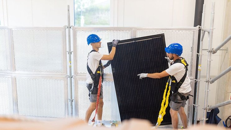 Un panneau solaire pèse 20 kilos et il faut le manipuler à deux sur un toit.