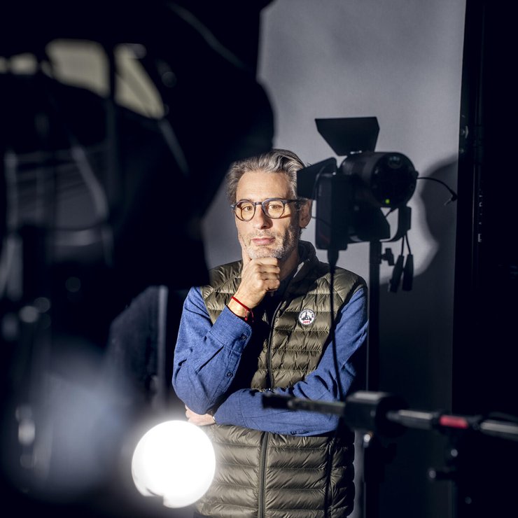 La société Point Prod (en photo, le directeur associé David Rihs) est active au sein d’un bâtiment nommé Le Cube. Ce hub audiovisuel et digital genevois rassemble plusieurs entreprises et agences du Groupe Point Prod Actua, ainsi que la chaîne de télévision Léman Bleu.