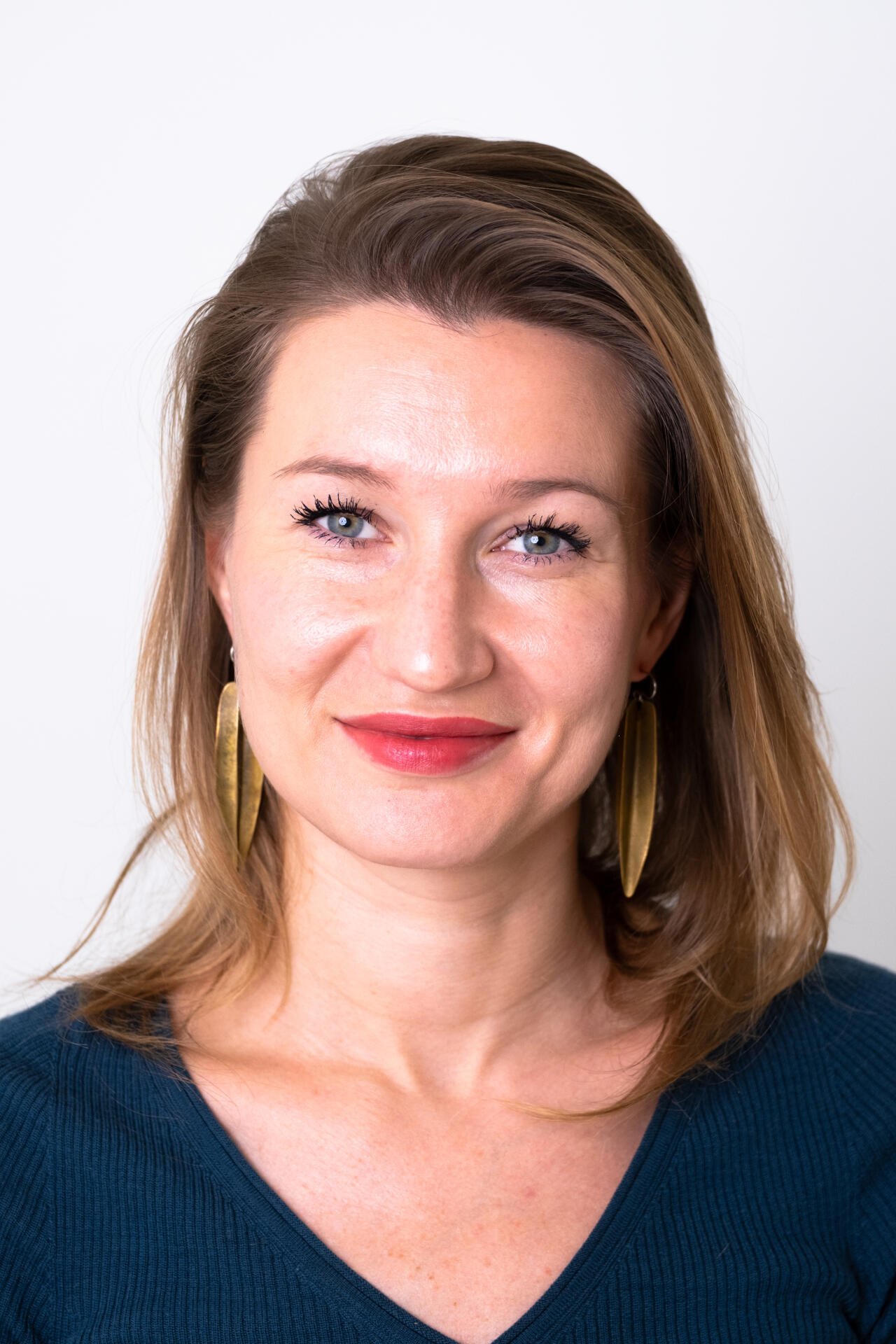 Yana Senina, Recruitment Backstage, aide les expatriés à s’installer et critique les salaires d’entrée plus bas.