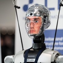 1300 personnes: le nombre de participants qui se sont rendus au Swiss Robotics Day à Lausanne, mi-novembre, soit le plus grand rassemblement autour de la robotique en Suisse. Ils ont pu découvrir les machines conçues par les étudiants du pays, ainsi que celles de 43 entreprises.