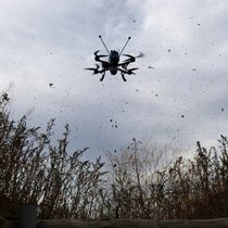 La Suisse doit se doter d'une défense contre les drones militaires rapidement, selon une commission parlementaire. A l'image, un drone de défense ukrainien dans la région de Zaporijia, le 8 octobre dernier (archives).