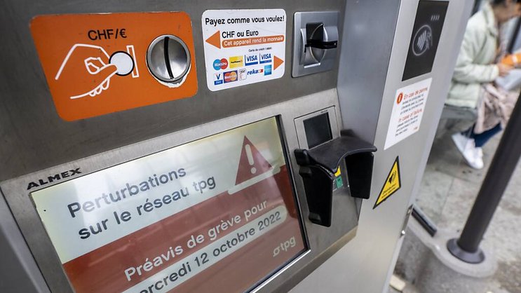 Le texte demande que les entreprises de transports publics subventionnées acceptent comme moyen de paiement l'argent liquide ou "un autre moyen simple ne nécessitant pas non plus de téléphone portable", comme une carte prépayée (image d'illustration).