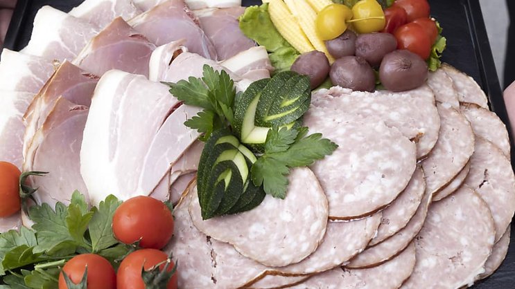 L'Alliance demande notamment une révision des quantités maximales autorisées pour les additifs nitrés. Principalement utilisés dans la fabrication de produits carnés saumurés (saucisses, jambon, charcuterie, etc.), ceux-ci ont en effet un caractère génotoxique et cancérogène.