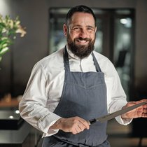 Romain Paillereau, barbe d’armailli, âme de Dzodzet, vient d’entamer la plus longue ligne droite de sa carrière en reprenant le Restaurant des Trois Tours, à Bourguillon (FR).