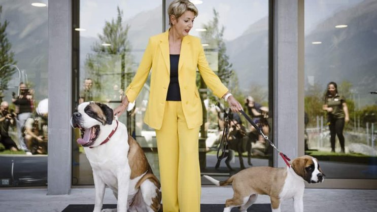 La présidente de la Confédération Karin Keller-Sutter a posé avec Zeus, dont elle est la marraine et Xcell, à l'occasion de sa visite au Barryland de Martigny.