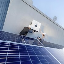 Du côté de l’industrie, l’allemand SMA et l’autrichien Fronius sont les seules marques européennes figurant dans le top 10 mondial des fabricants d’onduleurs, après les leaders chinois Huawei et Sungrow.