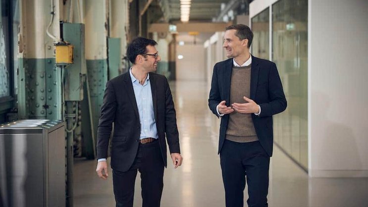 Vincent Jarno (à gauche) et Thomas Sauter-Servaes en pleine discussion sur le site de la ZHAW à Winterthour.