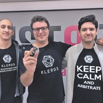 Federico Ast, CEO et cofondateur de Kleros (au milieu) et ses associés.