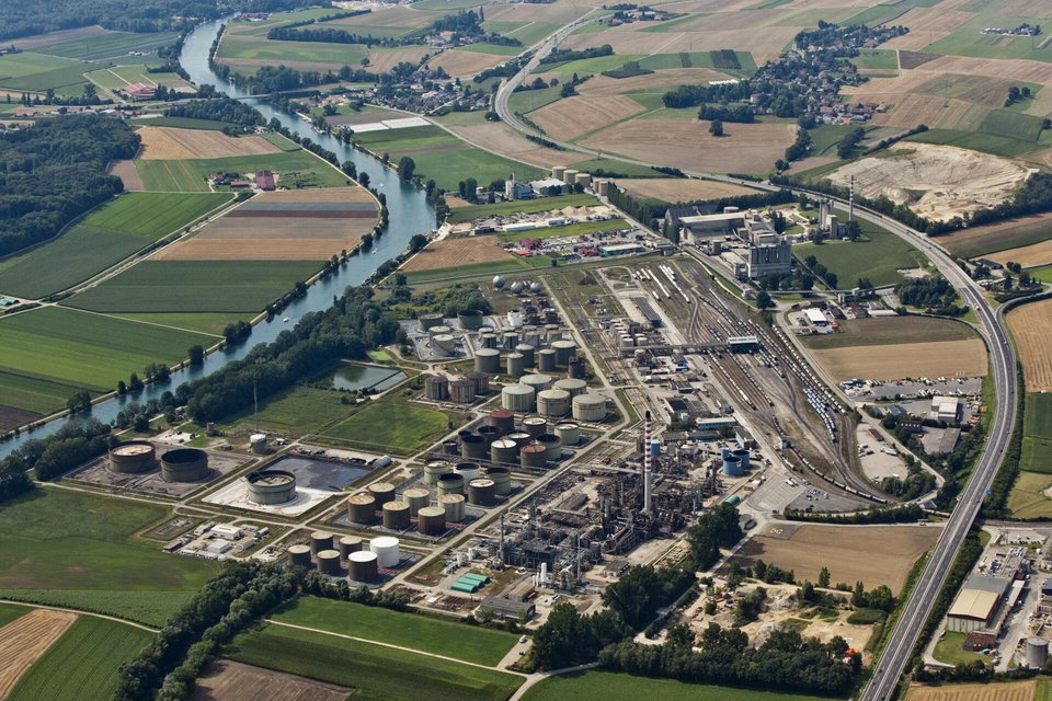 La raffinerie de pétrole suisse à Cressier est exploitée par Vitol.