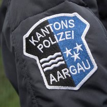 La police cantonale argovienne a interpellé trois jeunes qui, dimanche soir, ont posé une dalle de béton sur les voies CFF près d'Aarau (image symbolique).