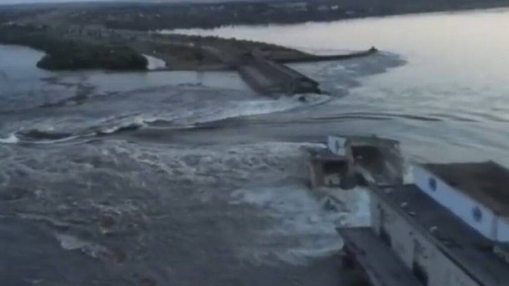 L'eau qui s'écoule du barrage de Kakhovka provoque des inondations le long du fleuve Dniepr en aval.