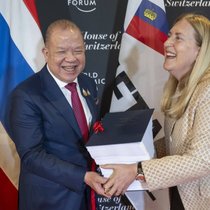 Le ministre thaïlandais du Commerce Pichai Naripthaphan et Hélène Budliger Artieda, directrice du Seco, lors de la cérémonie de signature de l’accord de libre-échange entre les Etats de l’AELE et la Thaïlande.