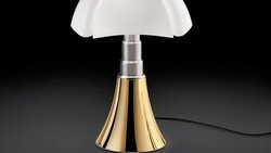 La lampe Pipistrello est considérée comme un objet phare du design industriel.