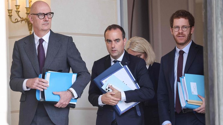 Le 1er octobre 2026, Sébastien Lecornu, Premier ministre français, a présenté le budget 2027 en Conseil des ministres. Malgré les tensions obligataires à Paris, l'écart de taux d'intérêt entre la BCE et la BNS continue de soutenir l'euro face au franc.