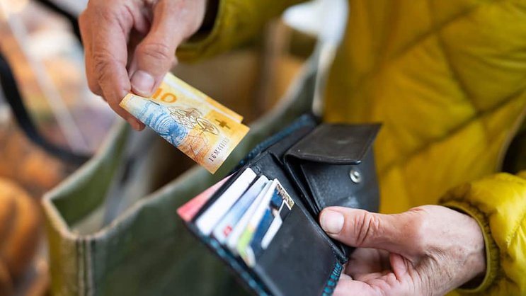 Par rapport à l'an dernier, le Seco constate une nette amélioration du climat de consommation (archives).
