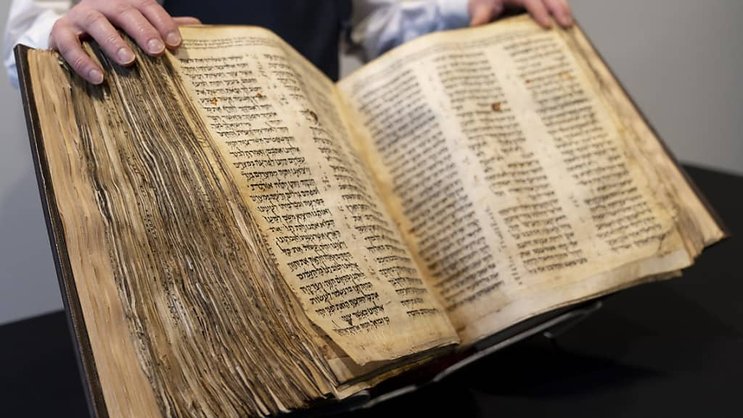 La bible daterait du Xe siècle de notre ère, voire de la fin du IXe siècle.