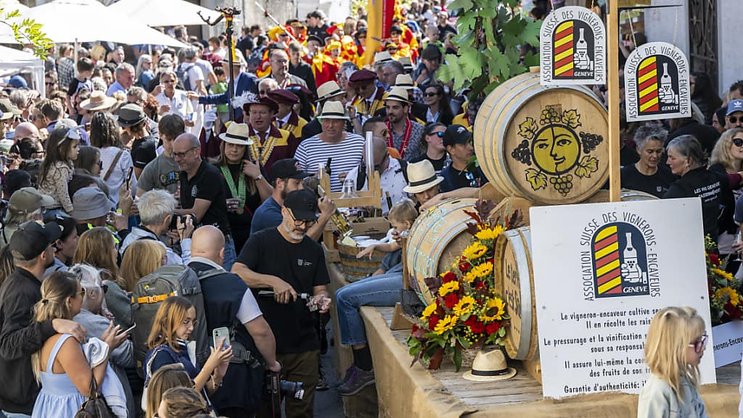 La foule était au rendez-vous pour la Fête des vendanges à Russin (GE) qui signait son grand retour après deux ans d'interruption à cause de la pandémie.