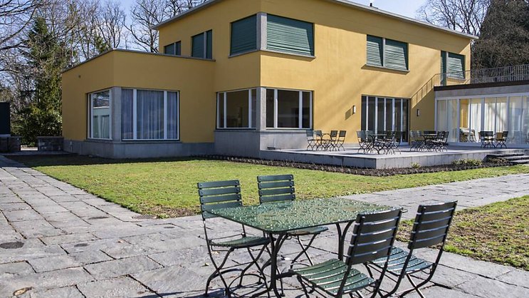 Selon Raiffeisen, un effondrement des prix des maisons individuelles reste improbable, l'offre étant trop restreinte en Suisse (archives).