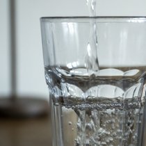 Selon Bonneval, ces arrêtés engendrent "une confusion pour le consommateur car ils ne permettent plus de faire la différence entre une eau filtrée par des procédés industriels et une eau entièrement issue de la nature".