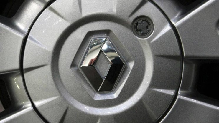 De la Twingo originale, il ne reste que la carrosserie et le châssis. S'ils fonctionnent encore, les lève-vitres, les phares ou la climatisation restent aussi. (AP Photo/Jacques Brinon)