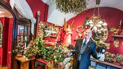 Antiquaire de formation, Johann Wanner s’est spécialisé dans les décorations de Noël artisanales à 23 ans. Fondée en 1969, la boutique qui porte son nom en a fait le fabricant le plus demandé du monde.