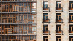 Dans le bâtiment, c’est un nouveau tournant qui est escompté en Suisse, celui du réemploi. Plutôt que d’être détruit, l’élément de construction est réutilisé dans sa forme d’origine ou adapté pour sa nouvelle fonction.