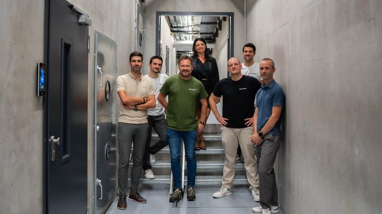L'équipe de direction d'Infomaniak, à quelques jours de la cotation, au sein d'un de leurs data centers genevois. Boris Siegenthaler (au centre), a pris pour un temps présidence de la Fondation Infomaniak, qui détiendra 63,3% des actions.
