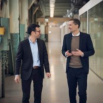 Vincent Jarno (à gauche) et Thomas Sauter-Servaes en pleine discussion sur le site de la ZHAW à Winterthour.