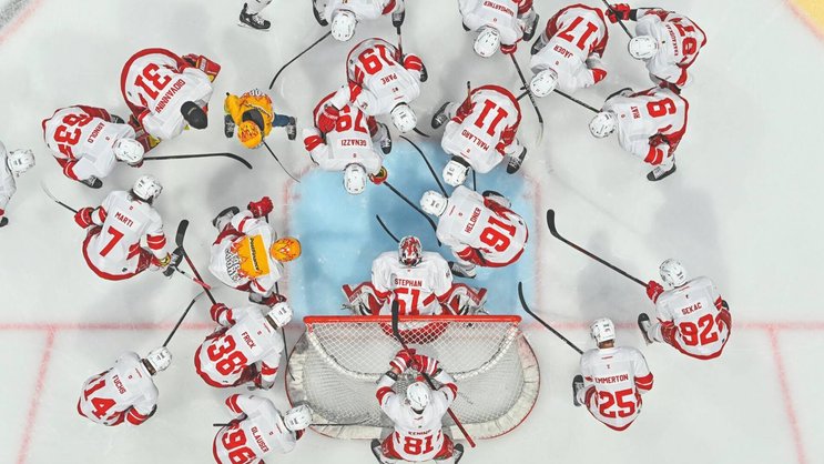 Dès la saison prochaine et jusqu’en 2027 au moins, il n’y aura plus aucune rencontre de National League en direct sur la RTS. Ici, les joueurs du LHC se rassemblent devant la cage du gardien lausannois Tobias Stephan.