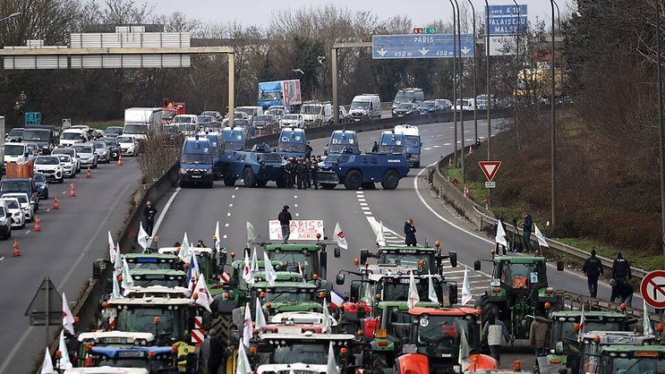 Les paysans de nombreux pays européens manifestent, comme ici près de Paris mercredi.