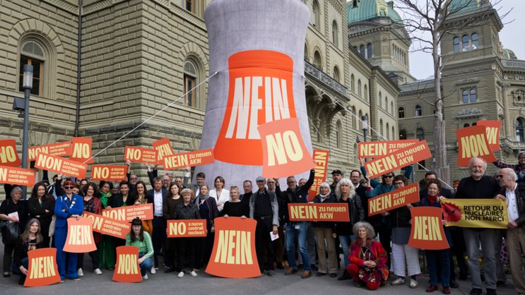 Environ 150 personnes ont manifesté devant le Palais fédéral à Berne mardi pour protester contre un éventuel retour du nucléaire en Suisse.