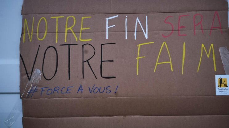 Image d'illustration d'un slogan brandi par les manifestants, la veille, dans les Pyrénées-Atlantiques.