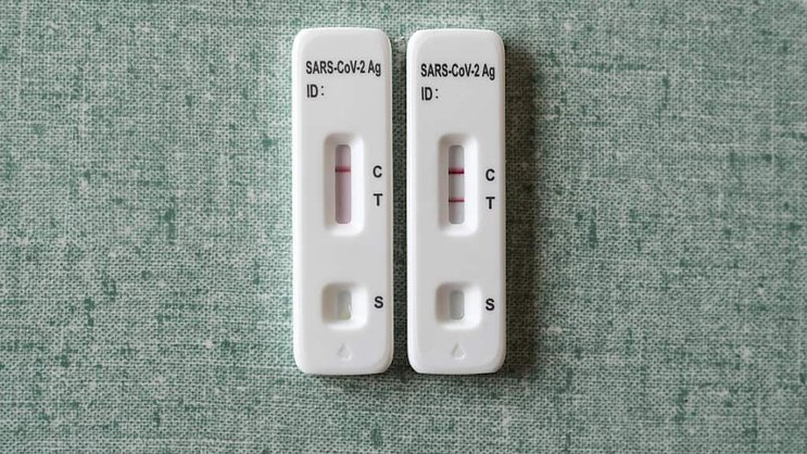 La seconde génération de tests rapides de Roche est notamment compatible avec la plateforme Navify de collecte et de partage de status vaccinaux et de résultats de tests. (archive)