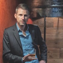 Yann Francey (photo) et son associé Arnaud Nebel, ont appris l'art de la production de rhum en partant de zéro, grâce à des livres spécialisés.