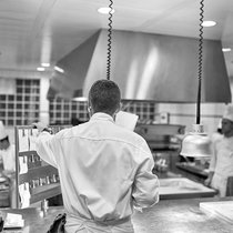 «Lorsque j’annonce une commande, la brigade doit répondre «Oui, chef» et j’entends immédiatement si une voix manque», relève Dominique Gauthier, du restaurant Le Chat-Botté.