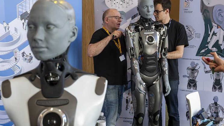 Il y a encore des réglages à faire entre humanoïdes et êtres humains.