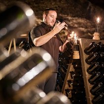 A Neuchâtel, la famille Mauler élabore des mousseux dans le prieuré Saint-Pierre de Môtiers selon la méthode traditionnelle transmise depuis des générations.