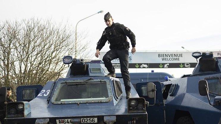 Les blindés sont stationnés à l'entrée d'un point stratégique de la colère agricole française, à Rungis, aux portes de Paris.