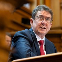 Le ministre des télécommunications Albert Rösti n'a pas eu gain de cause sur la FM. Le réseau pourra être maintenu jusqu'en 2031 au minimum, a décidé le Parlement (archives).