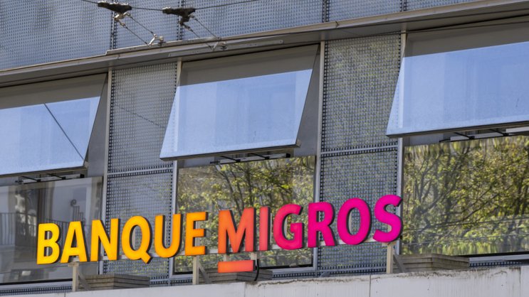 Pour 2026, Banque Migros s'attend à "de grosses incertitudes économiques et géopolitiques" sans donner de perspectives chiffrées. La direction se dit bien positionnée et entend s'appuyer sur sa "diversification et forte couverture en capitaux propres".