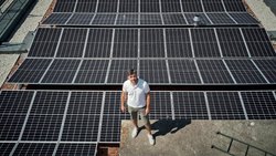 Marc Muller, fondateur d’Impact Living, sur les toits d’un des projets de rénovation chapeautée par sa société. Il s’agit de la coopérative d’habitation Le Chêne, à Nyon.