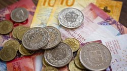 Selon les experts, la monnaie helvétique devrait poursuivre en 2026 sa tendance haussière qui dure depuis des années. (archive)