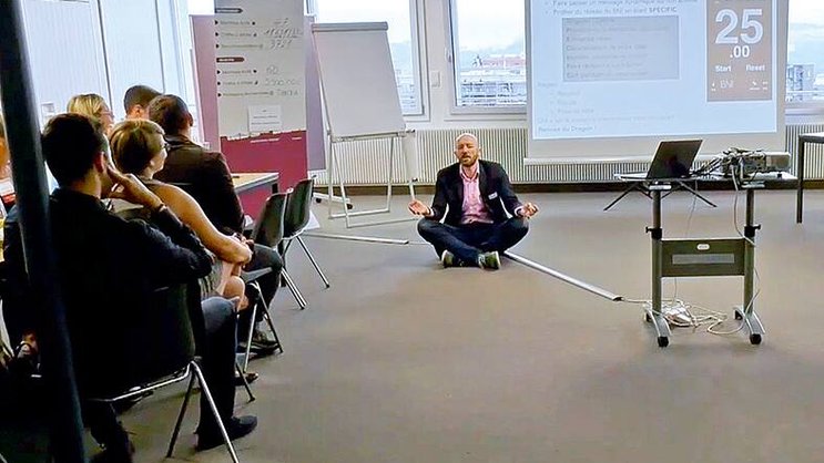 Chaque réunion BNI se déroule de la même façon dans le monde entier. Les membres ont 20 secondes pour présenter un aspect de leur activité.