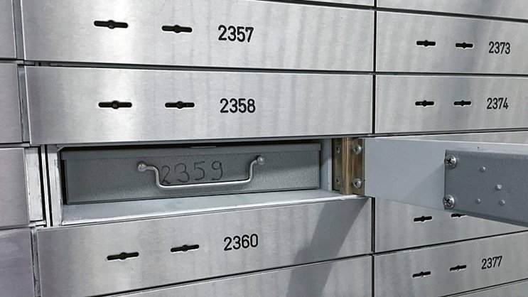 Coffres-forts dans une banque.