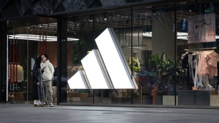 Adidas a commencé à réagir aux surcoûts douaniers en augmentant les prix de ses produits, notamment les chaussures, sur le marché outre-Atlantique.